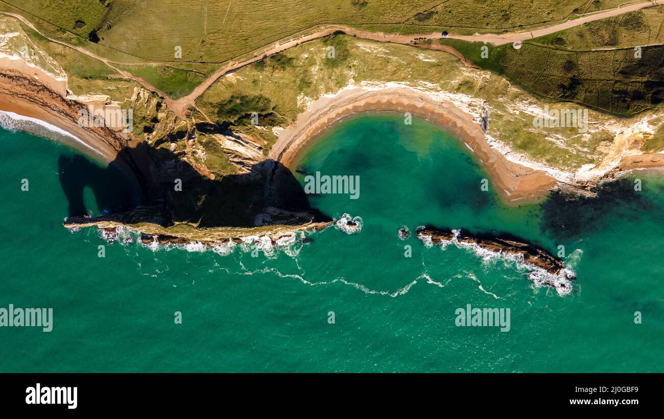 Vista dall'alto degli archi in pietra della porta Durdle sulla Jurassic Coast nel Dorset Foto Stock