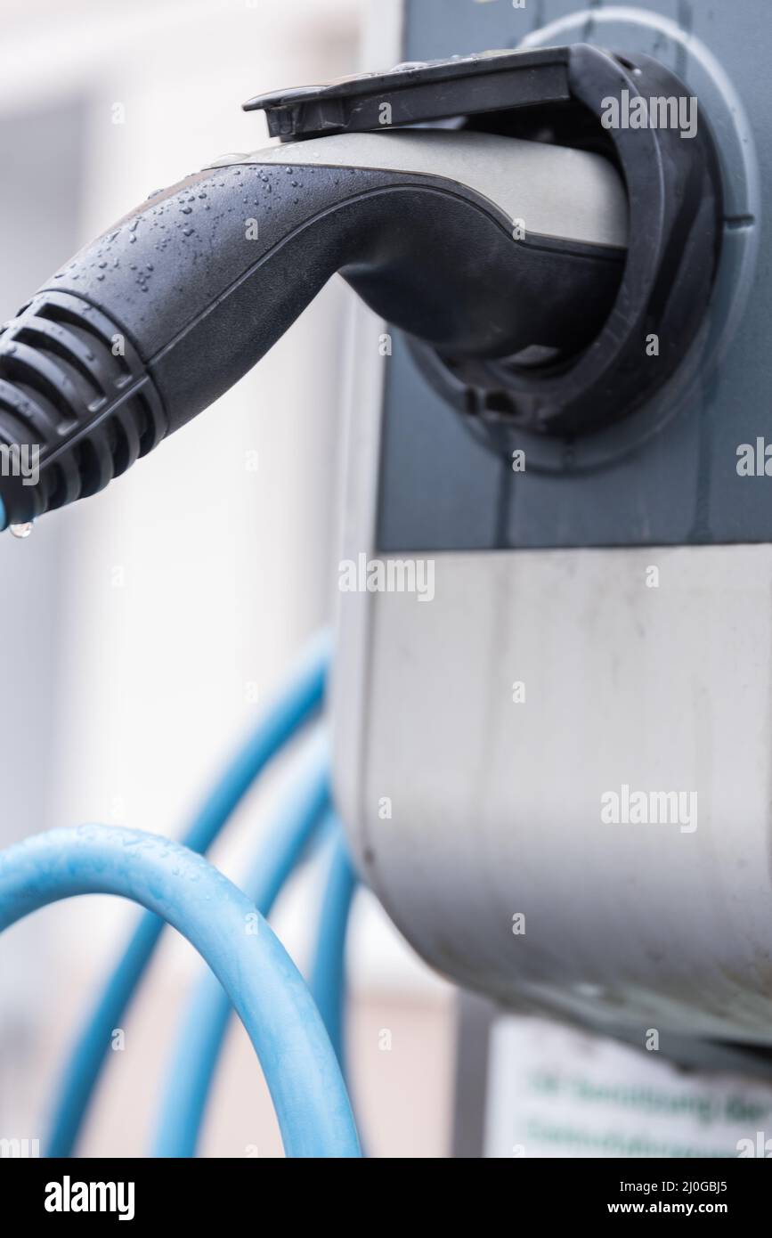 Auto elettrica collegata alla stazione di ricarica - veicoli elettrici ravvicinati Foto Stock
