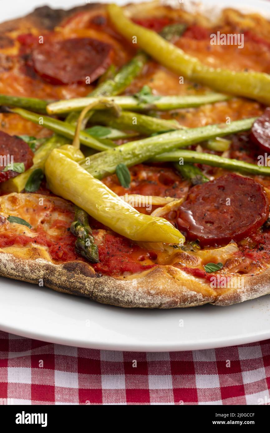 Pizza con asparagi e salumi Foto Stock