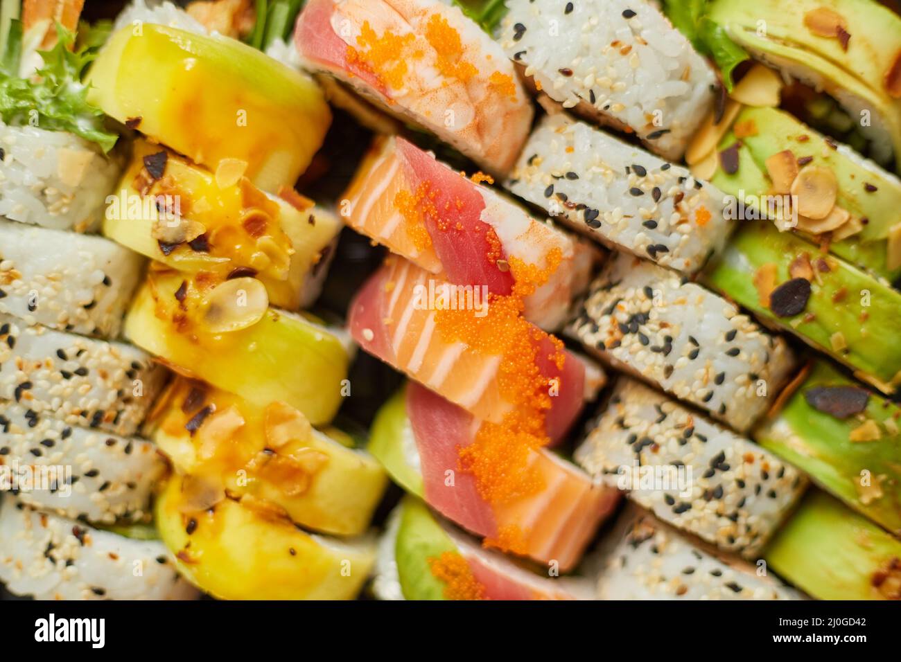 Diversi sushi tradizionali sfondo. Delizioso cibo giapponese. Foto Stock