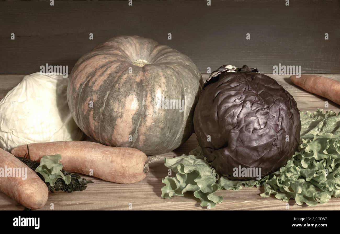 Verdure su una mensola di legno nel seminterrato Foto Stock