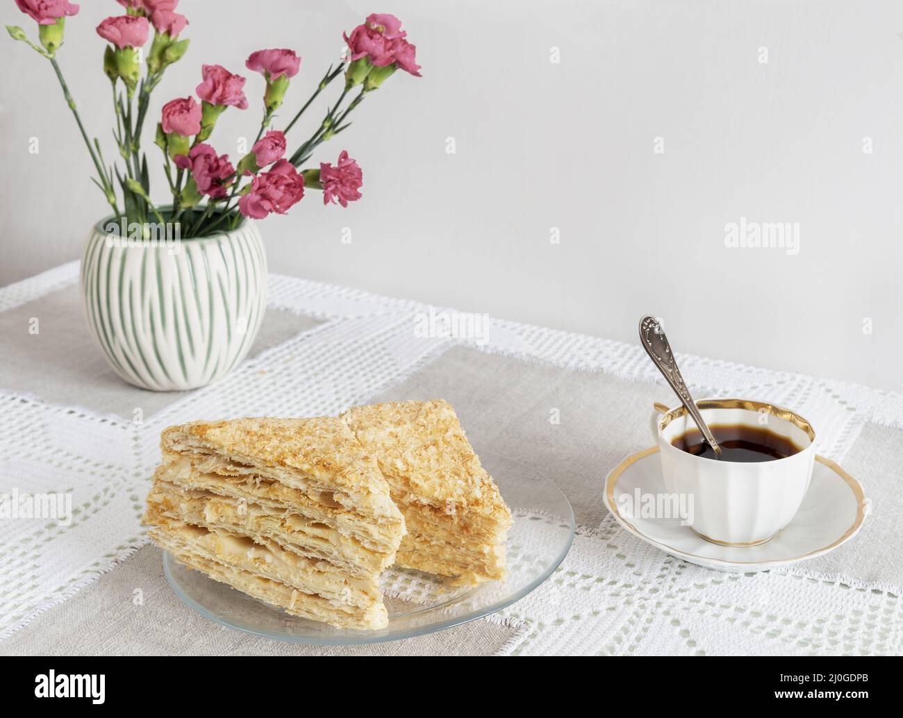 Una bevanda calda a base di cicoria decaffefatta e una torta. Foto Stock
