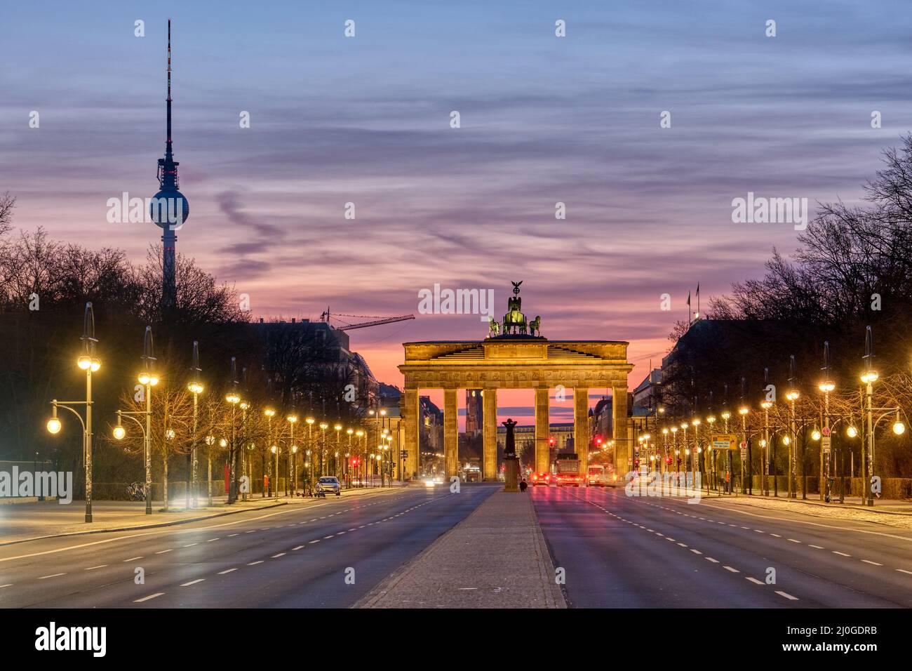 La famosa porta di Brandeburgo a Berlino con la Torre della Televisione prima dell'alba Foto Stock