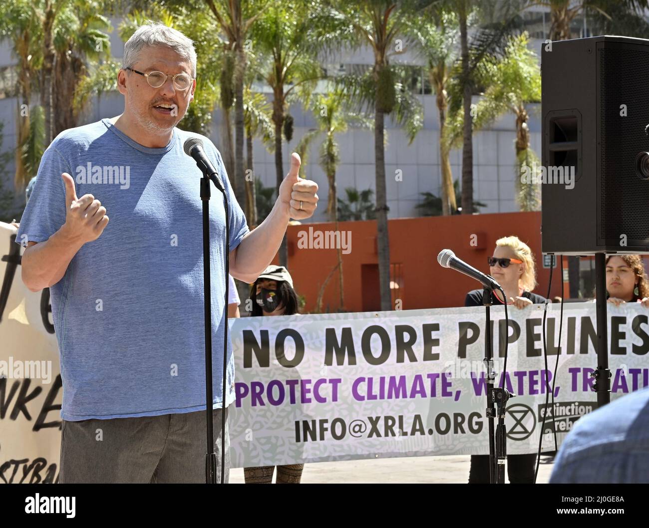 Los Angeles, Stati Uniti. 19th Mar 2022. Adam McKay, direttore di 'non guardare in su' si unisce ad una coalizione indigena e guidata dai giovani durante un raduno, chiedendo l'Unione unita dell'associazione degli insegnanti dismettere i loro $20 miliardo fondi pensione dai combustibili fossili a Pershing Square nel centro di Los Angeles venerdì 18 marzo 2022. McKay ha annunciato che la sua società disserà il proprio denaro dalla City National Bank/Royal Bank of Canada se la banca non soddisfa le richieste della tribù Wet'suwet'en, il cui territorio e l'approvvigionamento idrico è minacciato dal gasdotto CGL. Credit: UPI/Alamy Live News Foto Stock