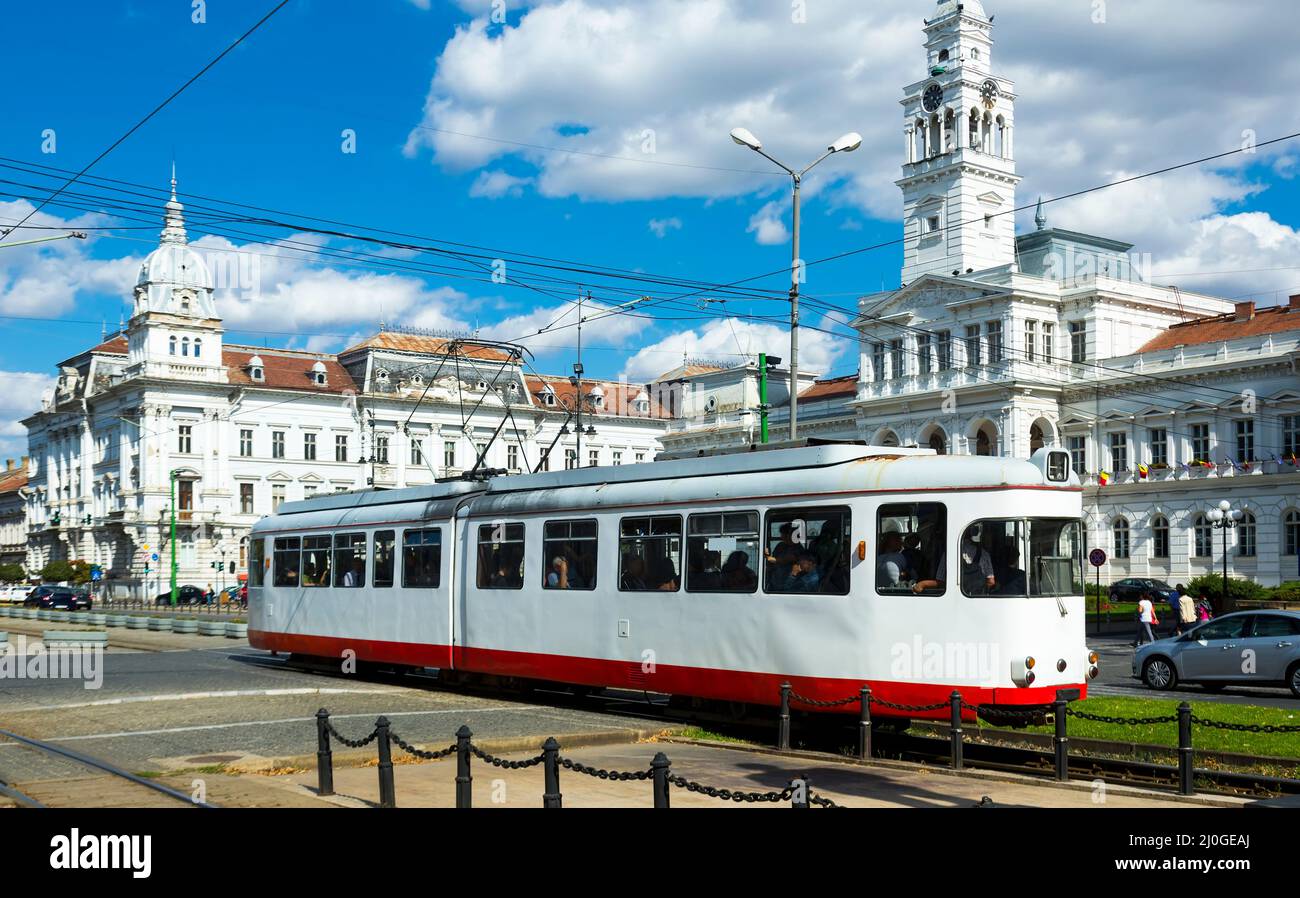 Tram sulla piazza del municipio di Arad Foto Stock