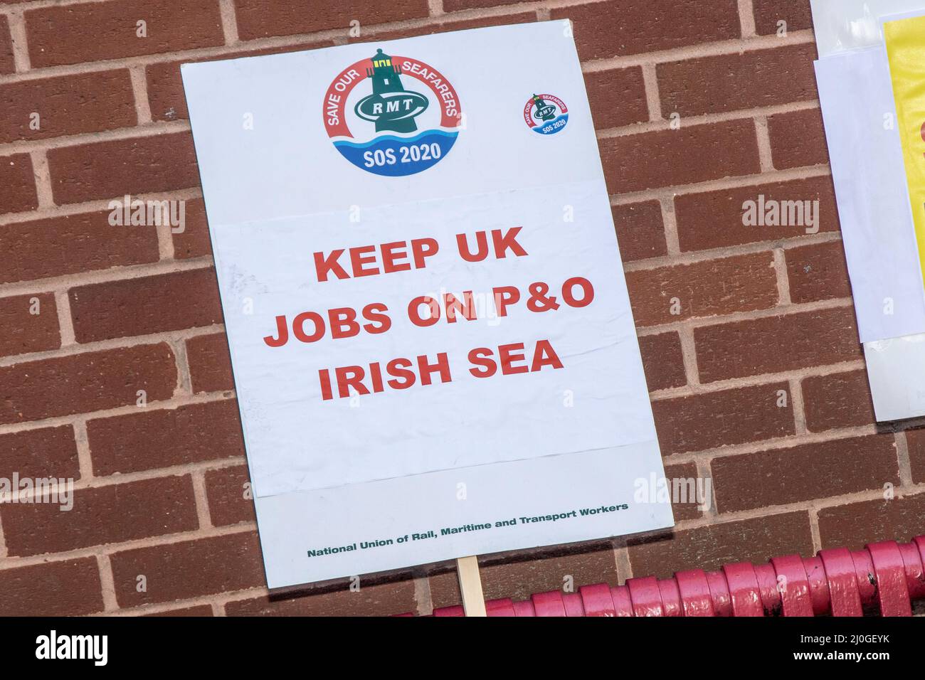 Stop the P&o Jobs carve-up sign Blackpool, Lancashire.UK 19 marzo 2022; Boris Johnson tornerà a Blackpool Winter Gardens, per la Conferenza di primavera del Partito conservatore. L'arrivo dei delegati per due giorni di discorsi e dibattiti sarà l'evento più di alto profilo nel nuovo complesso da quando sono stati completati i lavori di ristrutturazione. I manifestanti e gli attivisti anti-Tory si riuniscono sul lungomare con bandiere, striscioni sindacali, cartelli, pubblicazioni e cartelli scritti a mano per protestare contro il governo Tory. Credit MediaWorldImages/AlamyLiveNews Foto Stock