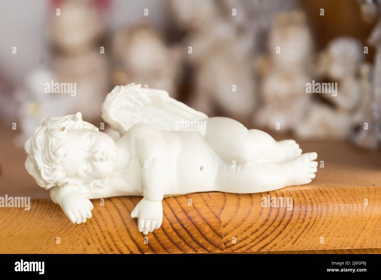 Figura angelo bianco giace rilassato - primo piano Foto Stock