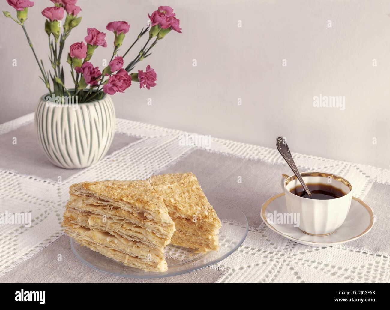Una bevanda calda a base di cicoria decaffefatta e una torta. Foto Stock