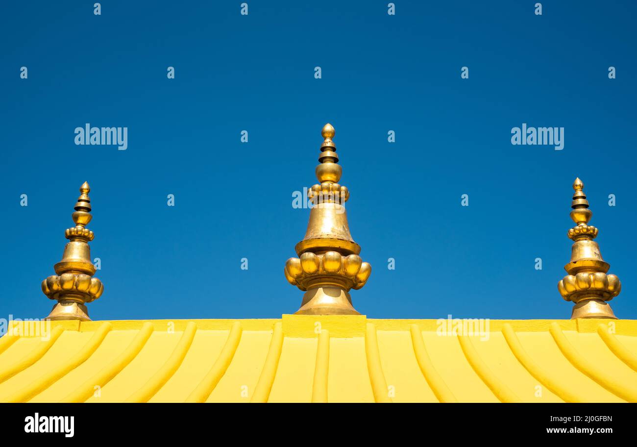 Tetto giallo di un tempio indù contro il cielo blu. Foto Stock