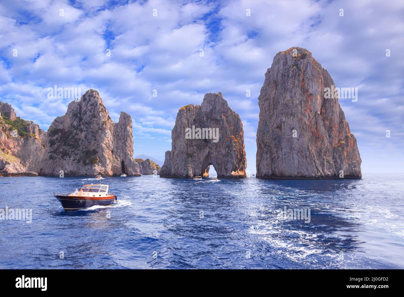 I Faraglioni sulla costa dell'isola di Capri, Italia. Pile di Capri, il simbolo dell'isola, situata nel golfo di Napoli, Campania. Foto Stock
