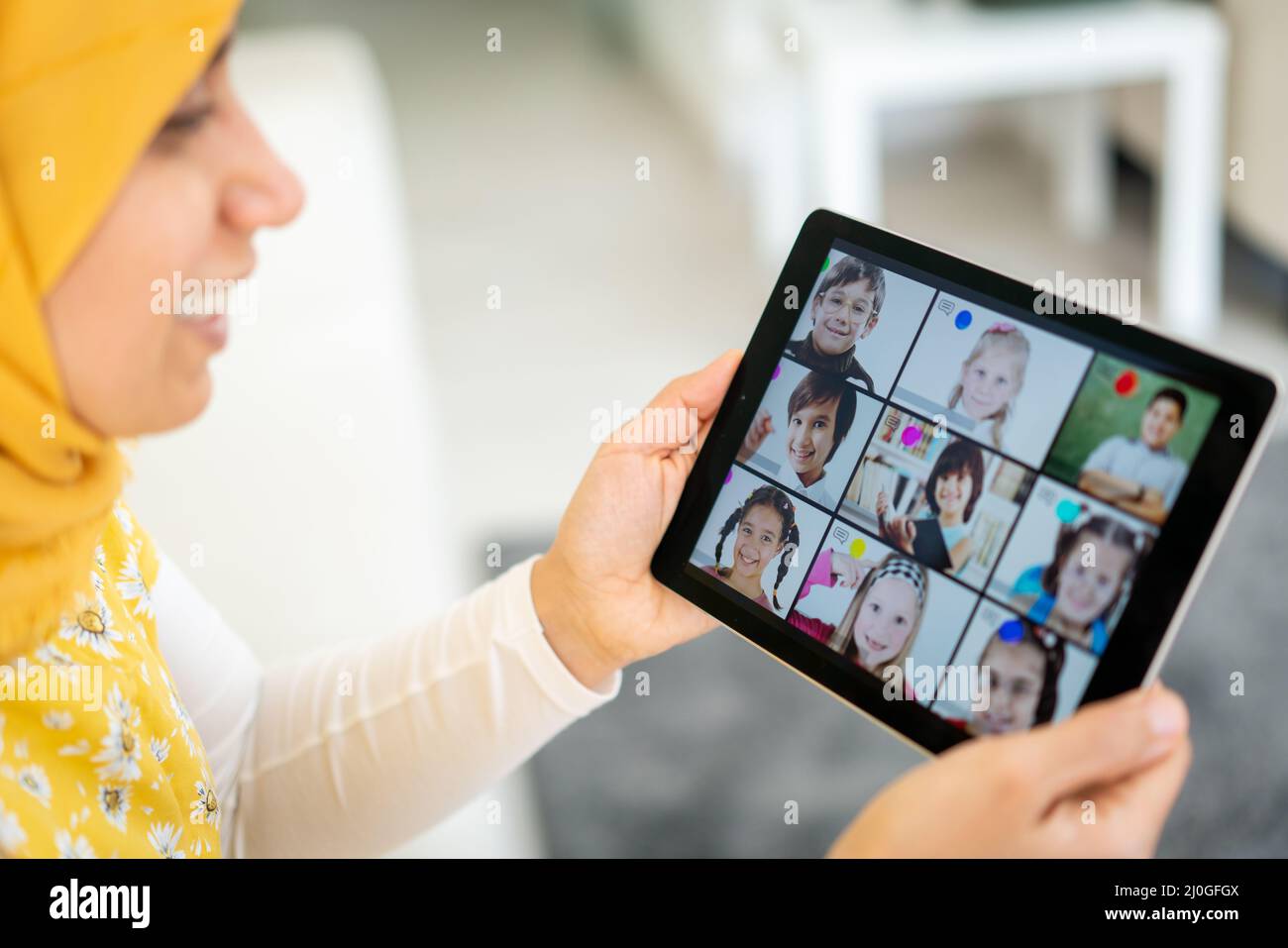 Insegnante arabo femminile che lavora con i bambini online scuola Foto Stock