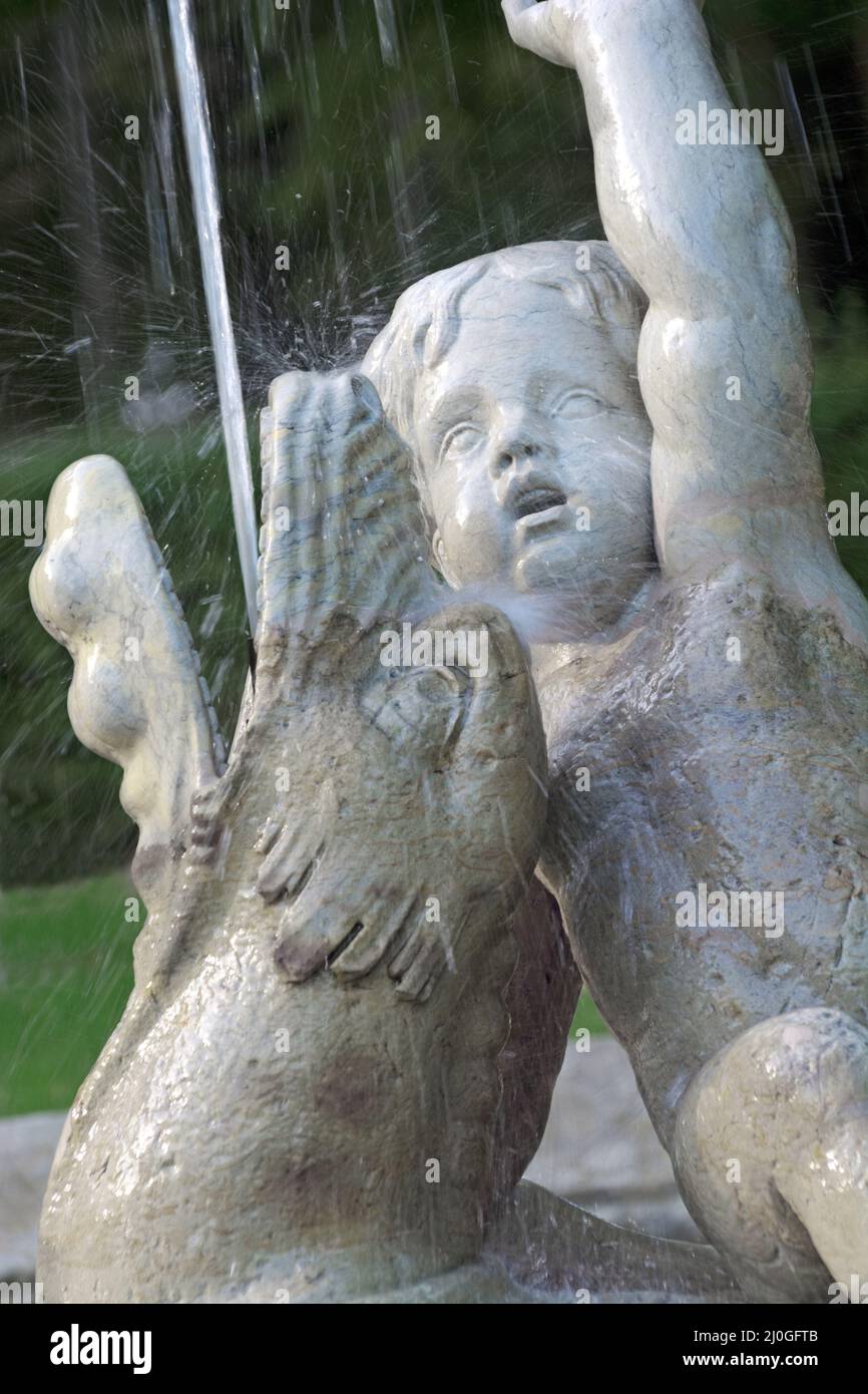 Fontana con figure e getto d'acqua in formato ritratto Foto Stock
