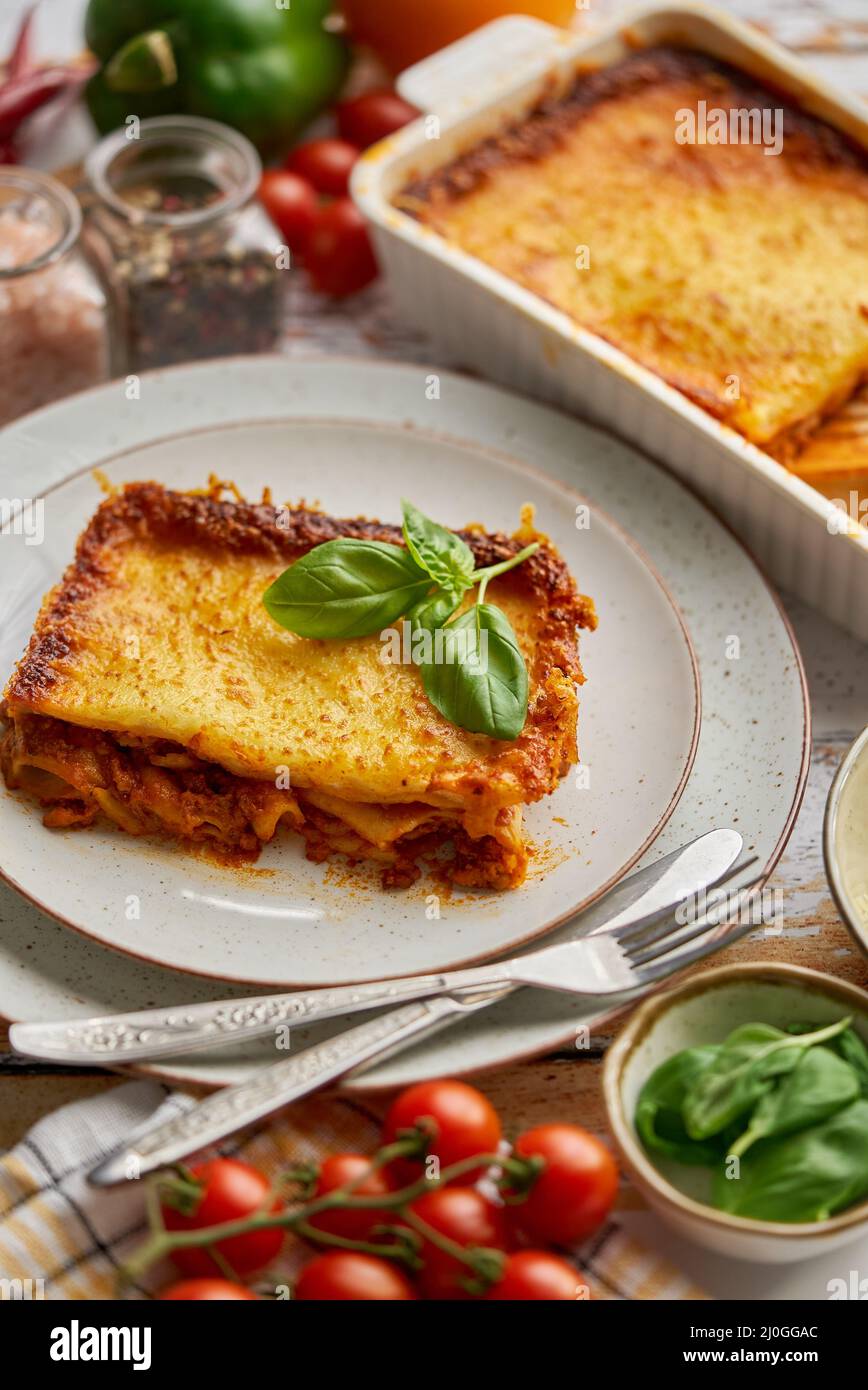 Deliziosa lasagna bolognese con pepe, pomodoro e formaggio Foto Stock