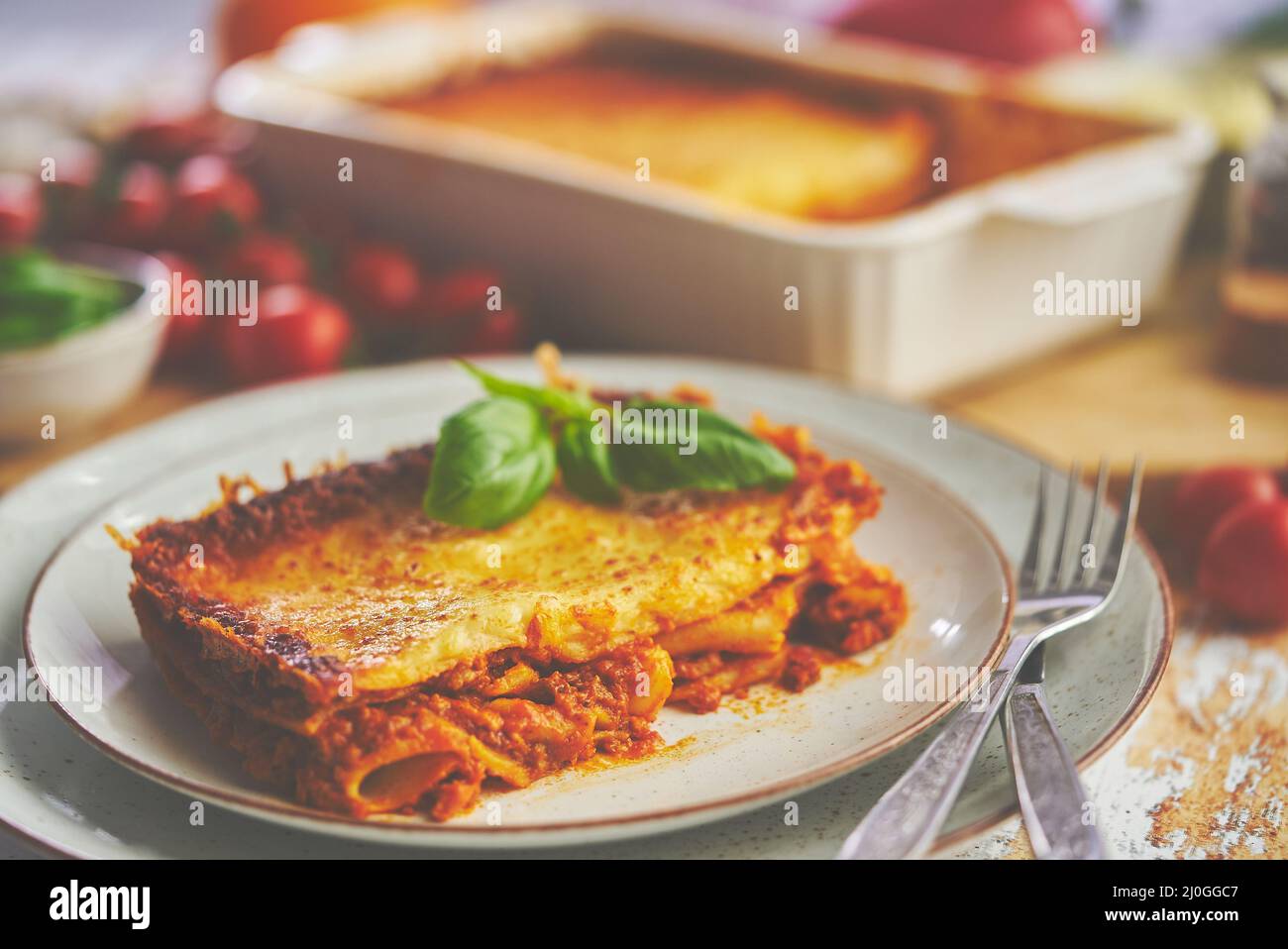 Gustose lasagne italiane tradizionali con bolognese, fuse e formaggio. Servito con ingredienti Foto Stock