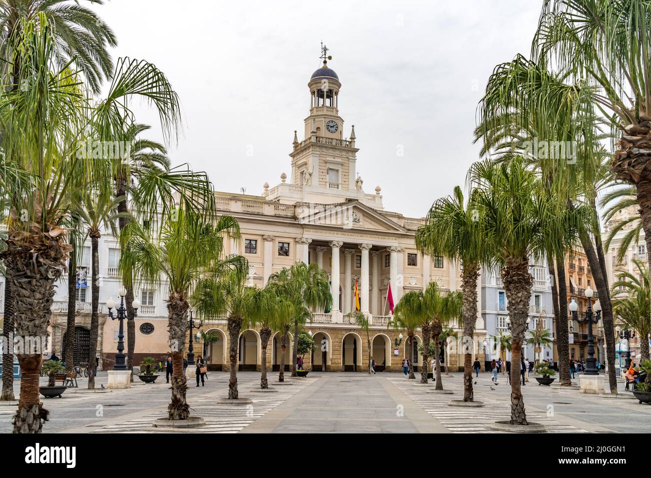 Plaza de San Juan de Dios mit dem Rathaus in Cádiz, Andalusia, spagnolo | Plaza de San Juan de Dios con il vecchio municipio a Cádiz, Andalusia, SPAI Foto Stock