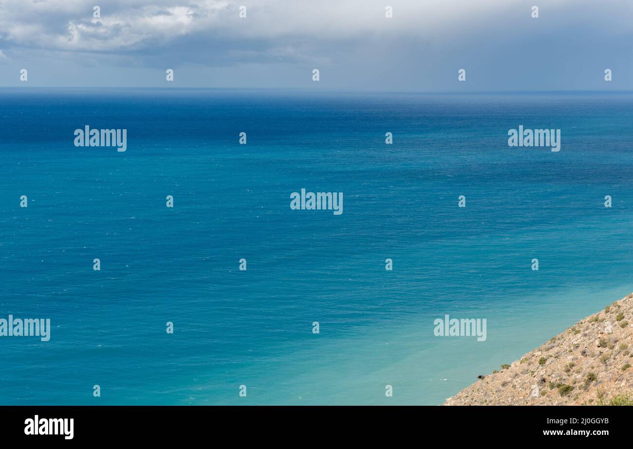Cielo tempestoso con le nuvole e il mare drammatici. Tempo tempestoso all'oceano Foto Stock