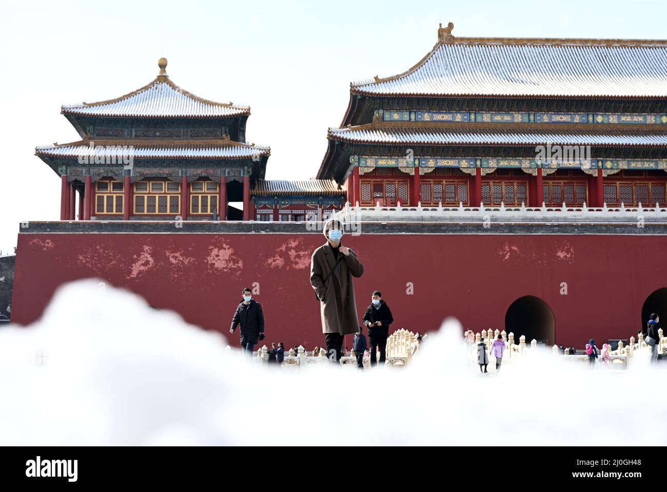 Pechino, Cina. 19th Mar 2022. La gente visita il Museo del Palazzo dopo la neve a Pechino, capitale della Cina, 19 marzo 2022. Credit: Jin Liangkuai/Xinhua/Alamy Live News Foto Stock