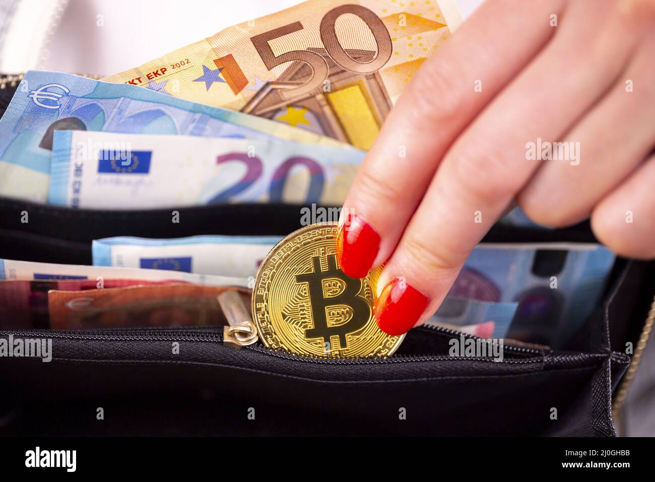 Monete di Bitcoin nel portamonete della donna Foto Stock