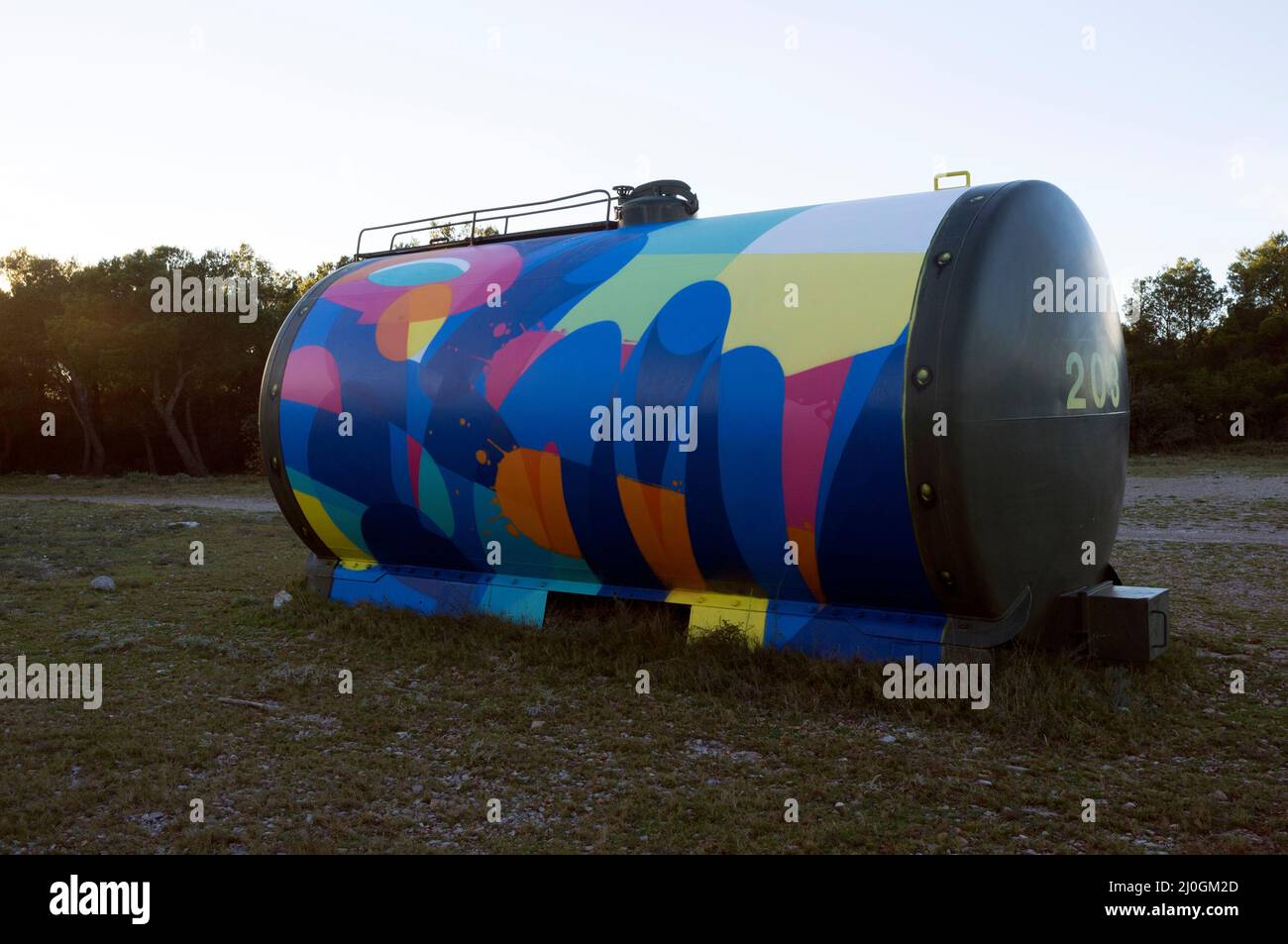 Circuito d'arte: Street Art. Cisterne dipinte da artisti graffiti nel Massiccio di la Gardiole vicino Frontignan. Occitanie, Francia Foto Stock