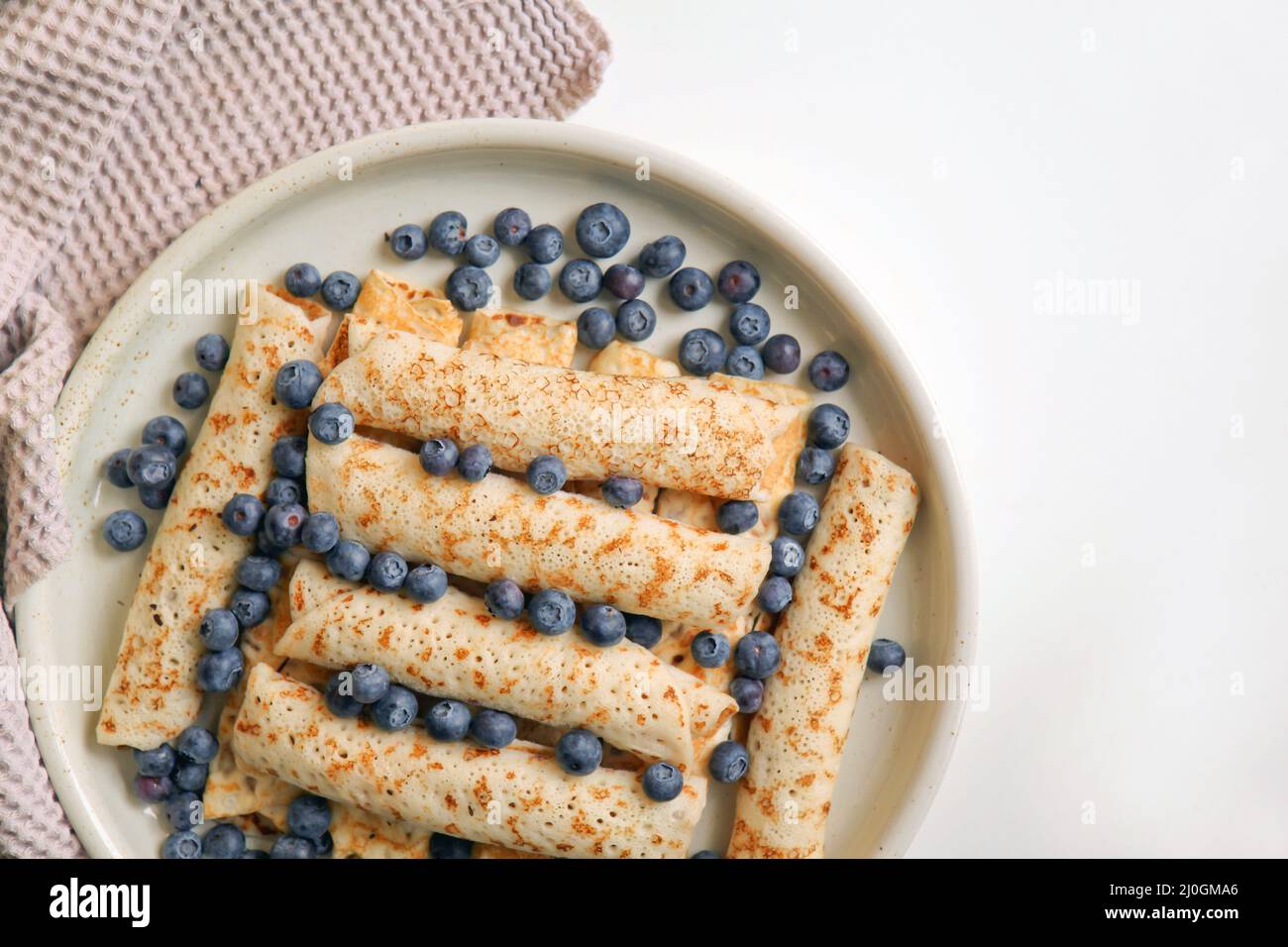 pancake sul piatto con blackberry. Deliziosi pancake con mirtilli su un piatto bianco. Piatto Foto Stock