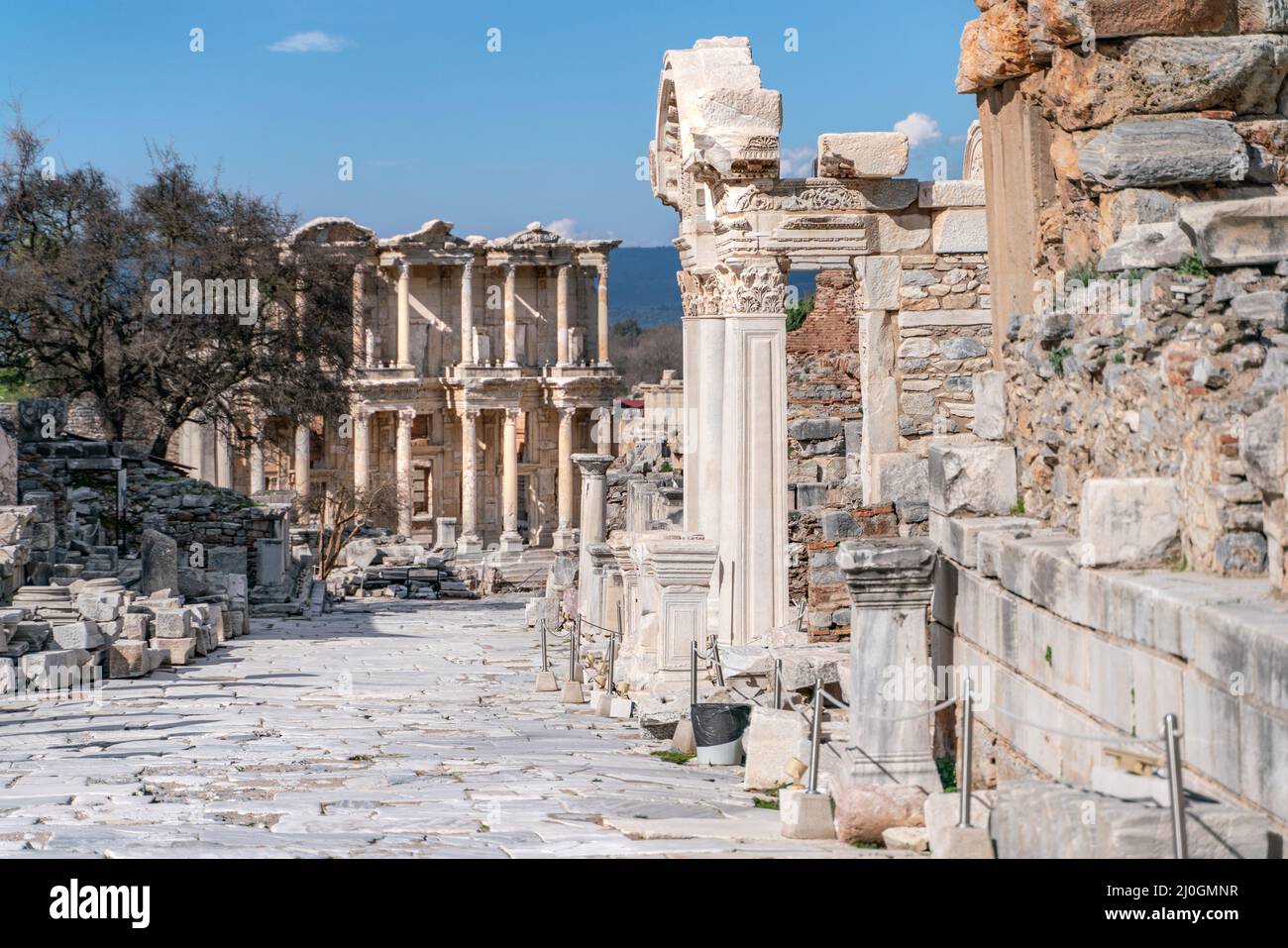 Biblioteca Celso a Efeso a Selcuk (Izmir), Turchia. La statua di marmo è Sophia, Dea della Sapienza, presso la Biblioteca Celcus di Efesu Foto Stock