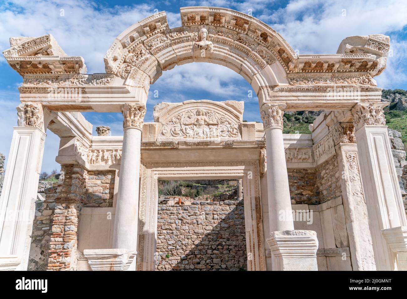 EFESO, TURCHIA: Rilievi marmorei nella storica città antica di Efeso, a Selcuk,Izmir,Turchia.Figura di Medusa con ornamenti di AC Foto Stock