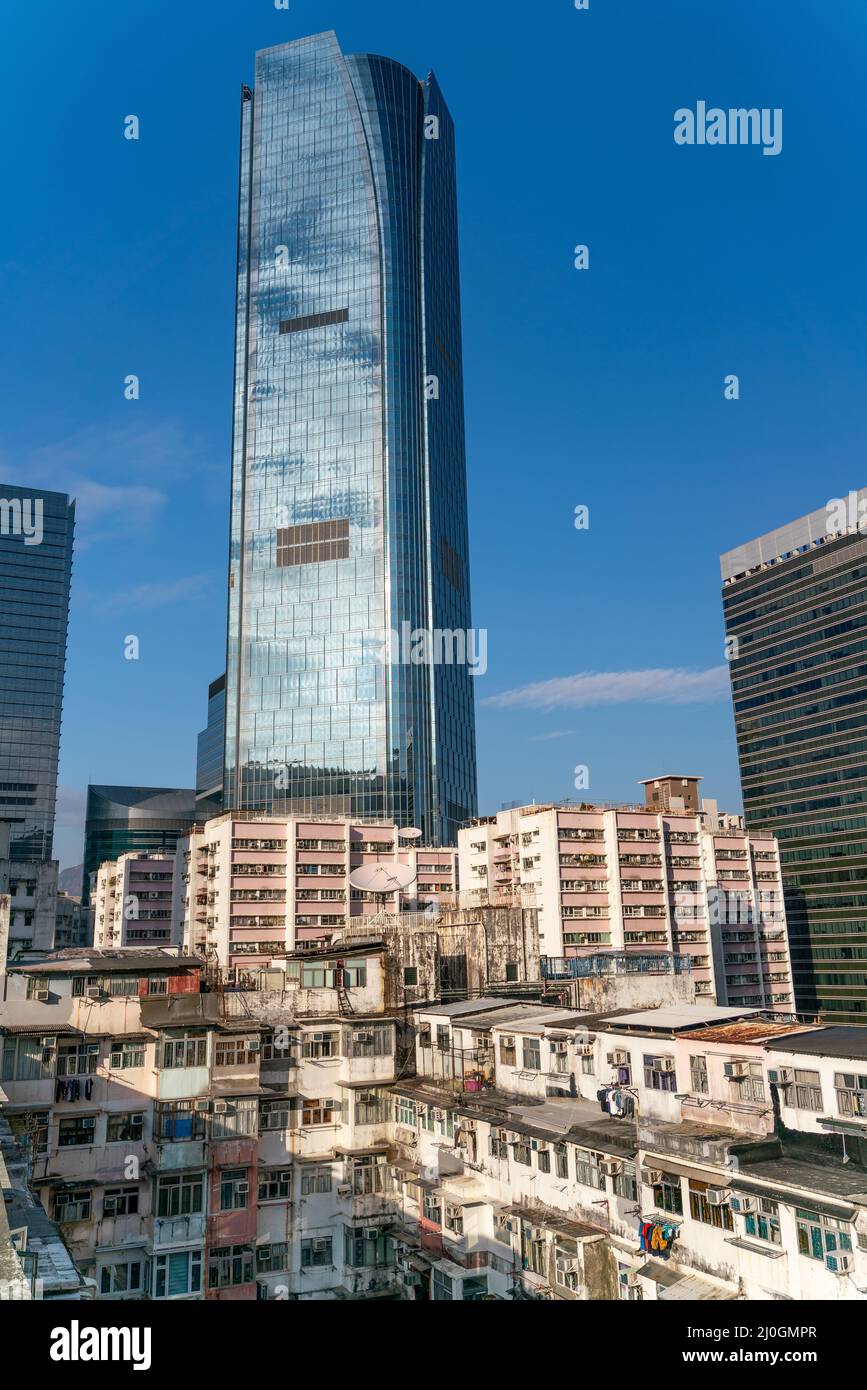 Il popolare luogo tra i turisti chiamato Montane Mansion vicino a Tai Koo a Hong Kong. Vecchio edificio retrò sovraffollato Foto Stock