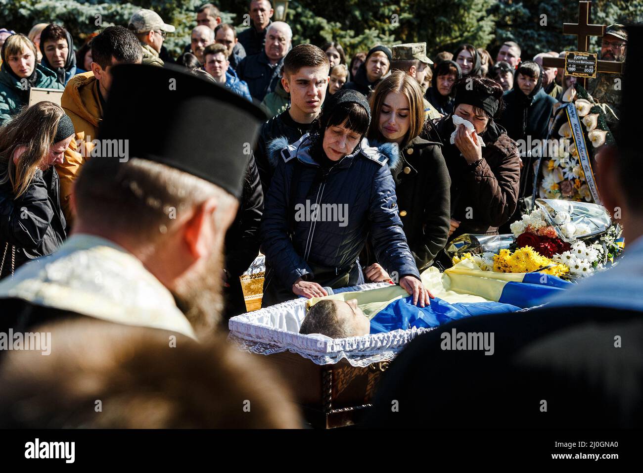 Uzhhorod, Ucraina. 19th Mar 2022. I parenti si lamentano per il loro amato durante i funerali militari di tre militari ucraini: Il sergente Mykola Chyzh, comandante di un'unità di ingegneria e di zaffiro, il sergente Ihor Myronenko e l'ufficiale Myroslav Diuryk, che sono morti nella lotta contro gli invasori russi alla collina di Gloria, Uzhhorod, nella regione di Zakarpattia, Ucraina occidentale, il 18 marzo, 2022. Foto di Serhii Hudak/Ukrinform/ABACAPRESS. Credit: Abaca Press/Alamy Live News Foto Stock