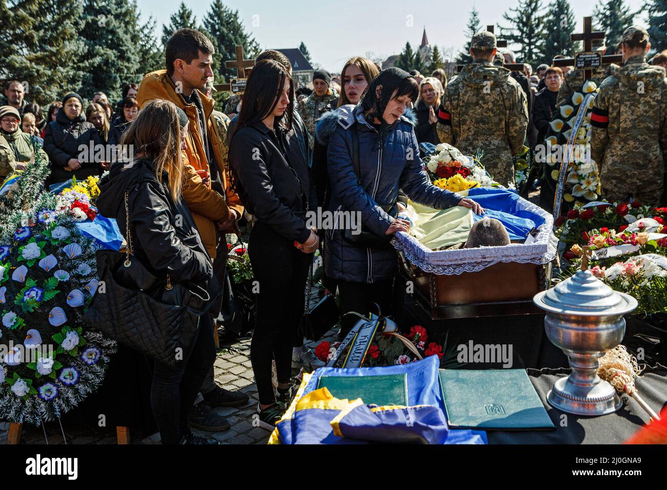 Uzhhorod, Ucraina. 19th Mar 2022. I parenti si lamentano per il loro amato durante i funerali militari di tre militari ucraini: Il sergente Mykola Chyzh, comandante di un'unità di ingegneria e di zaffiro, il sergente Ihor Myronenko e l'ufficiale Myroslav Diuryk, che sono morti nella lotta contro gli invasori russi alla collina di Gloria, Uzhhorod, nella regione di Zakarpattia, Ucraina occidentale, il 18 marzo, 2022. Foto di Serhii Hudak/Ukrinform/ABACAPRESS. Credit: Abaca Press/Alamy Live News Foto Stock