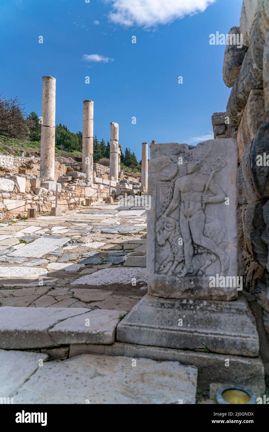 Scultura di dio del commercio Hermes e immagine di montone in Efeso, Selcuk, Izmir Turchia. Biblioteca di Celso nell'antica città di Efes Foto Stock