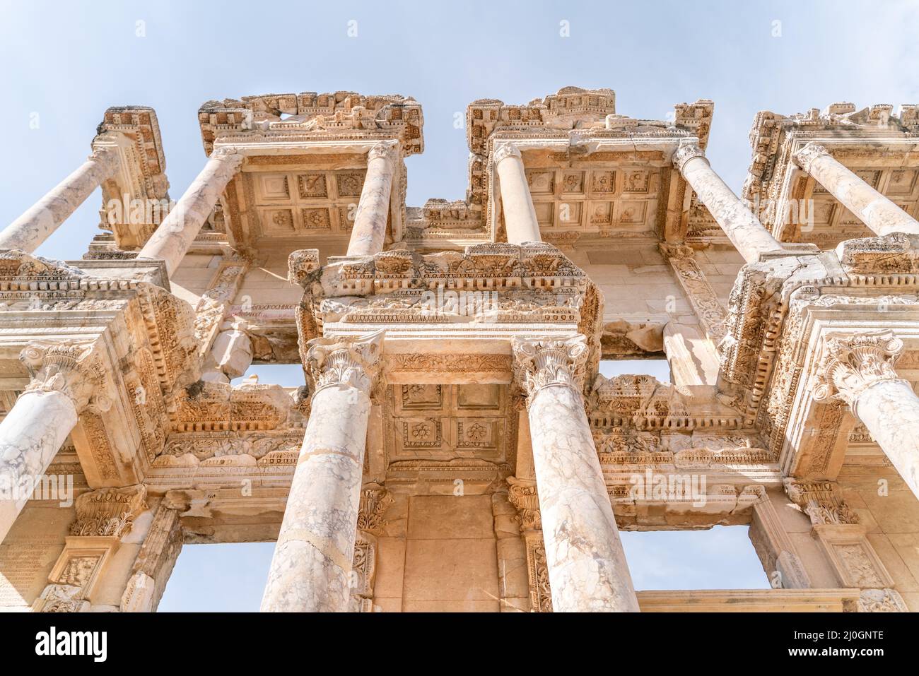 Biblioteca Celso a Efeso a Selcuk (Izmir), Turchia. La statua di marmo è Sophia, Dea della Sapienza, presso la Biblioteca Celcus di Efesu Foto Stock