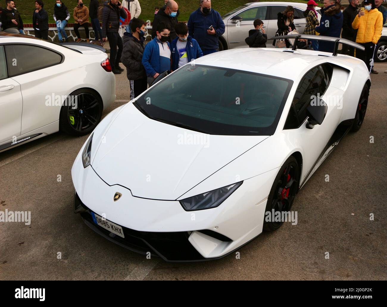 Bianco Lamborghini Huracán,LP640-4 parcheggiato all'evento pubblico 942 per appassionati di auto Gran Turismo Sardinero Santander Cantabria Spagna Foto Stock