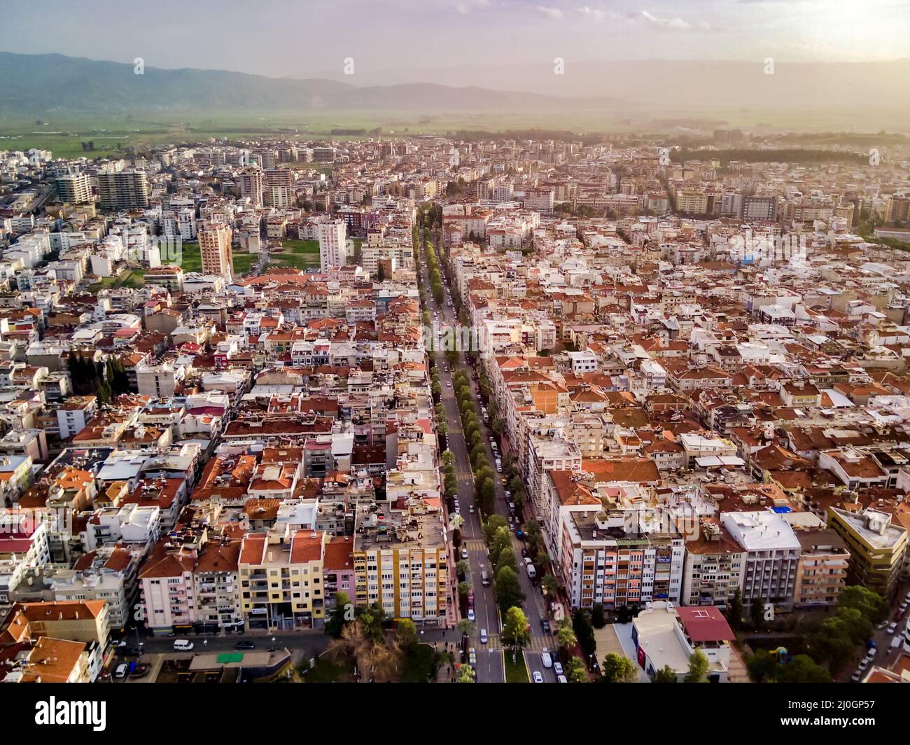 Fotografia aerea della capitale della provincia di Aydin - città di Aydin da alto punto di drone volare in giornata di sole in Turchia. aer incredibile Foto Stock