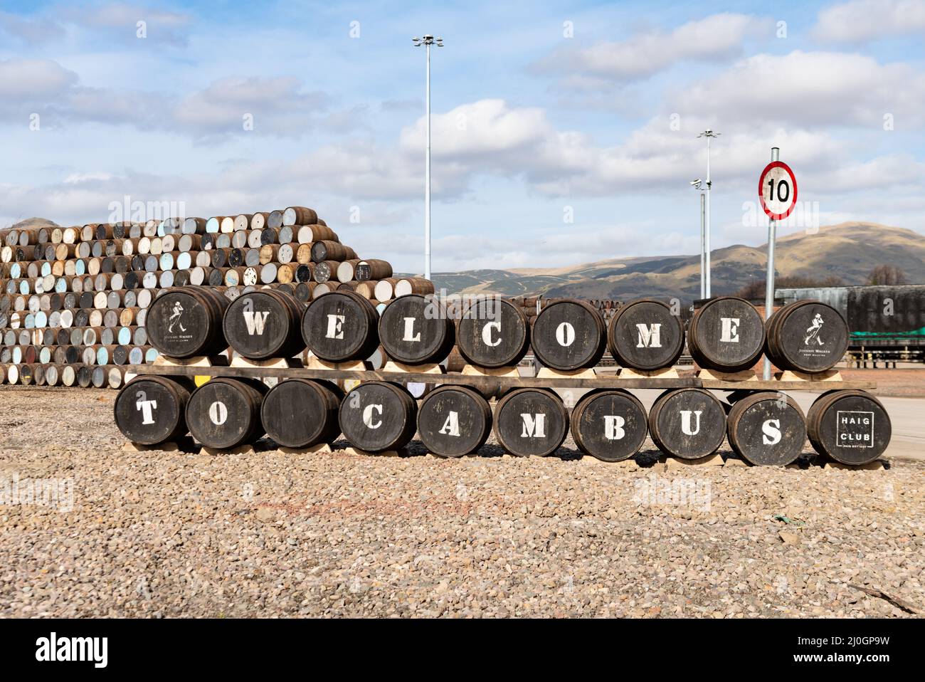 Benvenuti a Cambus segno fuori Cambus cooperage e riempimento negozio, Diageo Blackgrange e Cambus Complex, Alloa, Scozia, Regno Unito Foto Stock