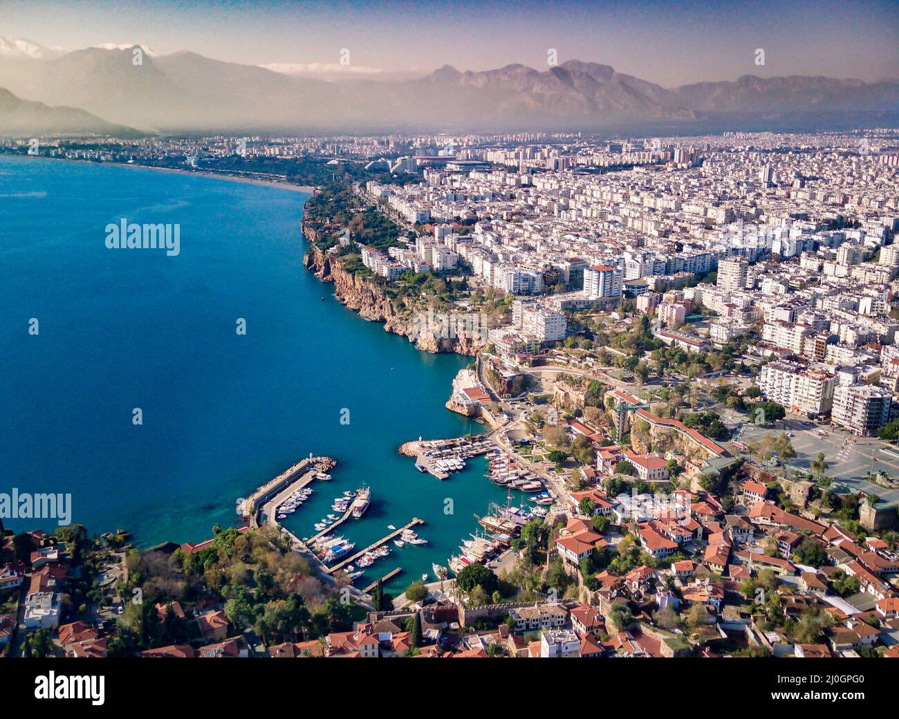 Fotografia aerea della baia di Antalya nella città di Antalya dal punto più alto del drone volare in giornata di sole in Turchia. Splendida vista sul b Foto Stock