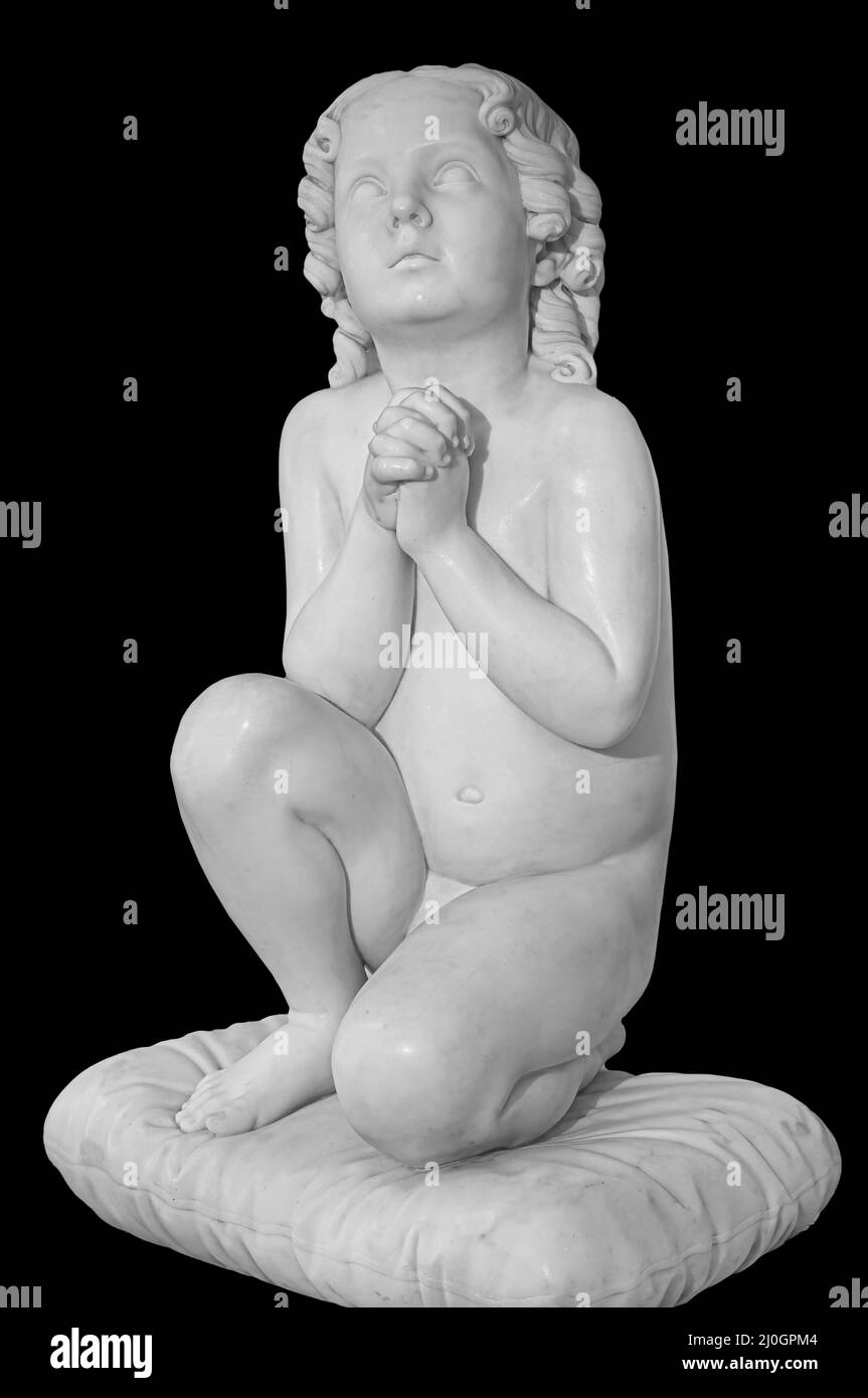Angel ali isolate su sfondo nero con copyspace. Statua di cherubino da vicino Foto Stock Angel ali isolate su sfondo nero con copyspace. Statua di cherubino da vicino Foto Stock