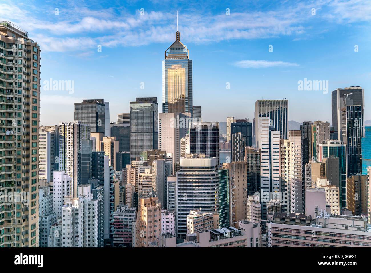 La vista incredibile del paesaggio urbano di Hong Kong pieno di grattacieli dal tetto. Foto Stock