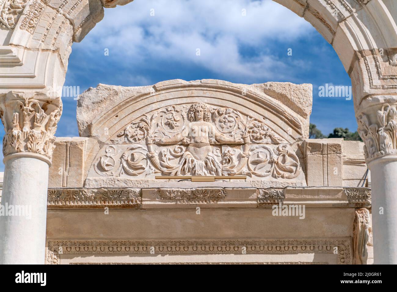 EFESO, TURCHIA: Rilievi marmorei nella storica città antica di Efeso, a Selcuk,Izmir,Turchia.Figura di Medusa con ornamenti di AC Foto Stock