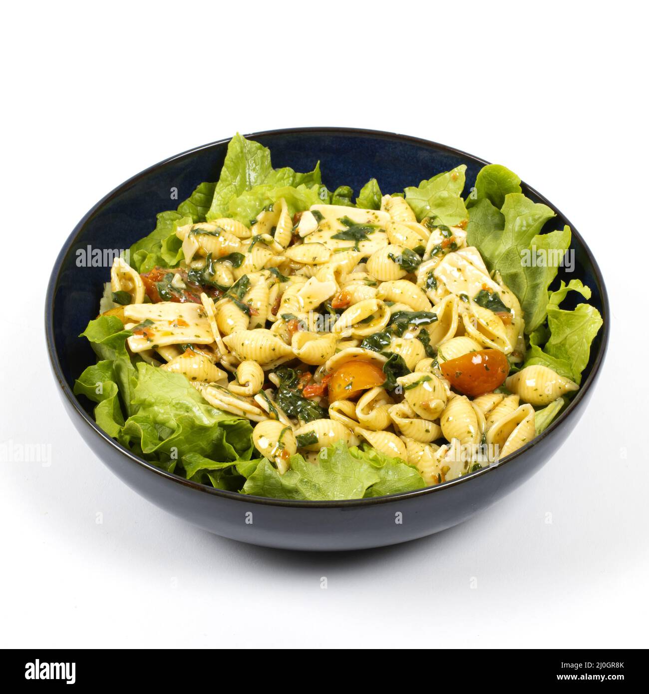 insalata di pasta in una ciotola su sfondo bianco Foto Stock