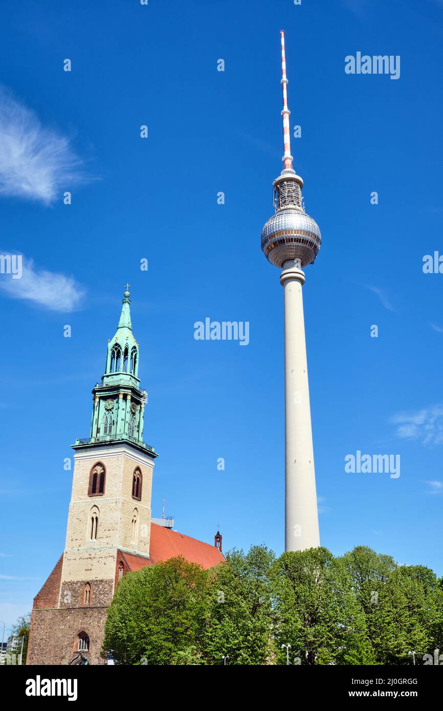 La famosa torre della televisione e la Marienkirche ad Alexanderplatz a Berlino, Germania Foto Stock