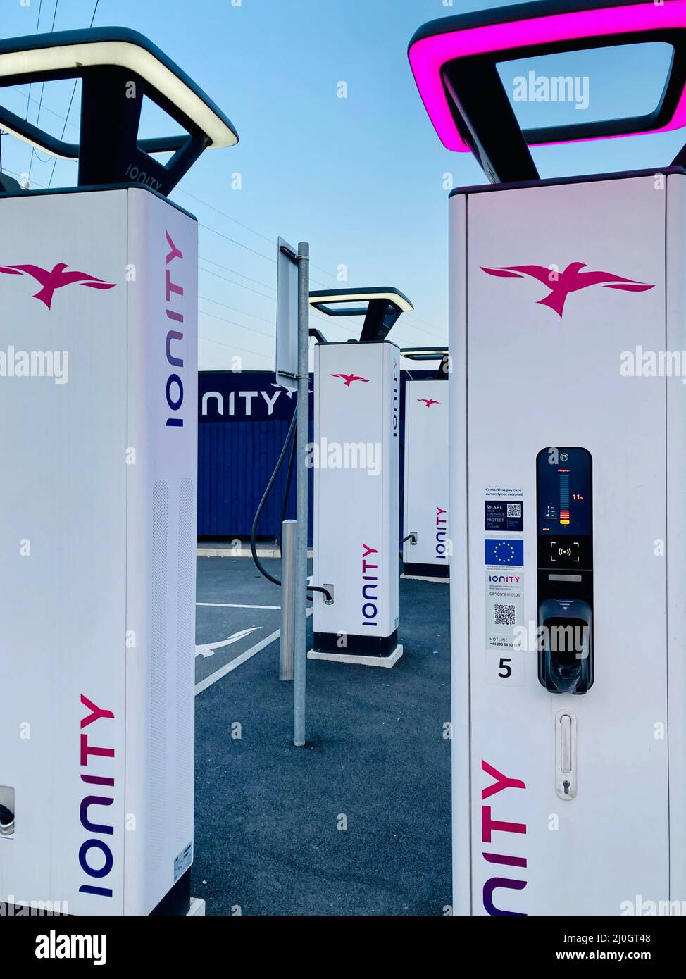 Stazione di ricarica di veicoli elettrici ultra rapidi Ionity con sei caricabatterie per auto elettriche presso Skelton Lake Services sulla M1 vicino Leeds. Foto Stock