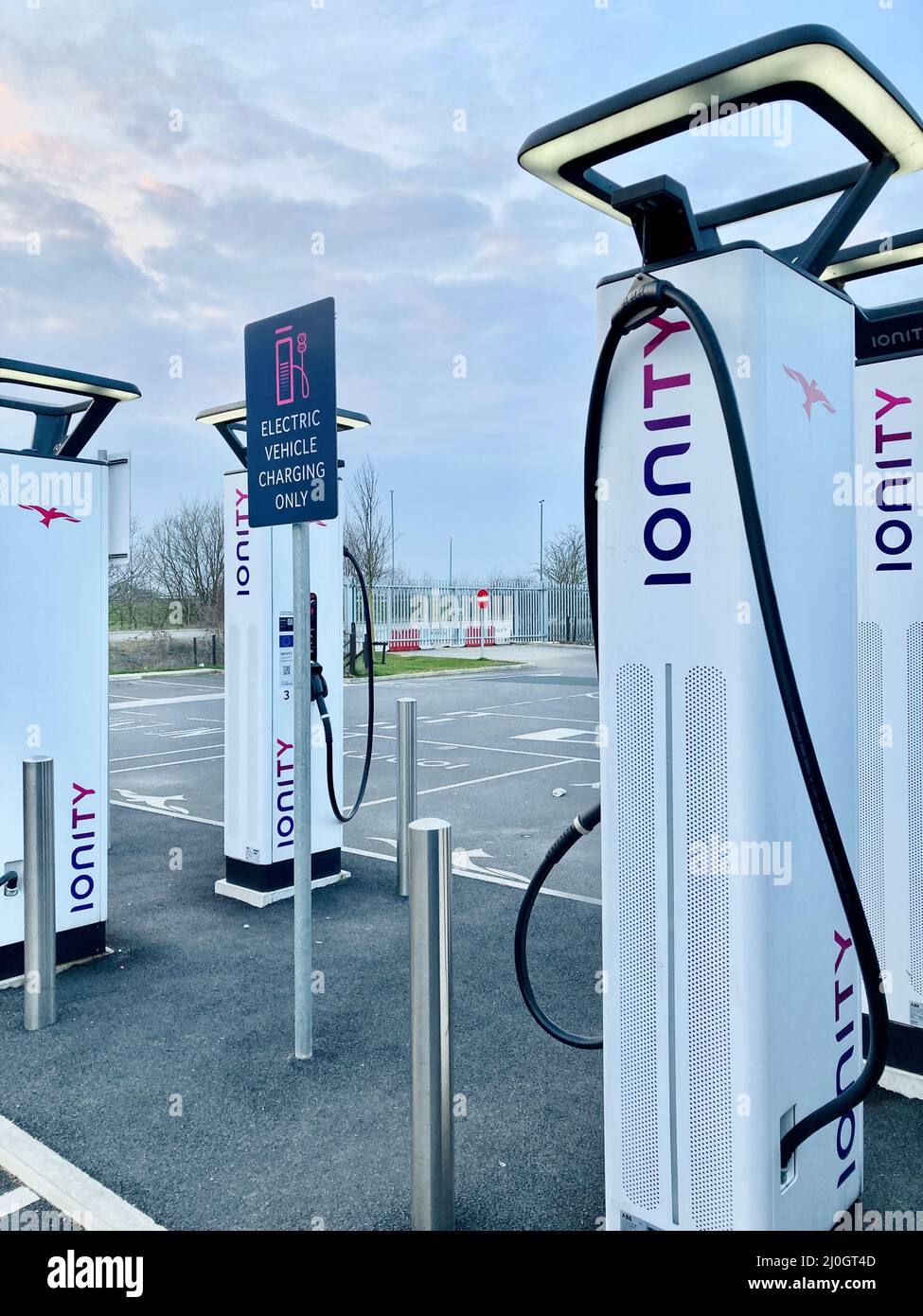 Stazione di ricarica di veicoli elettrici ultra rapidi Ionity con sei caricabatterie per auto elettriche presso Skelton Lake Services sulla M1 vicino Leeds. Foto Stock