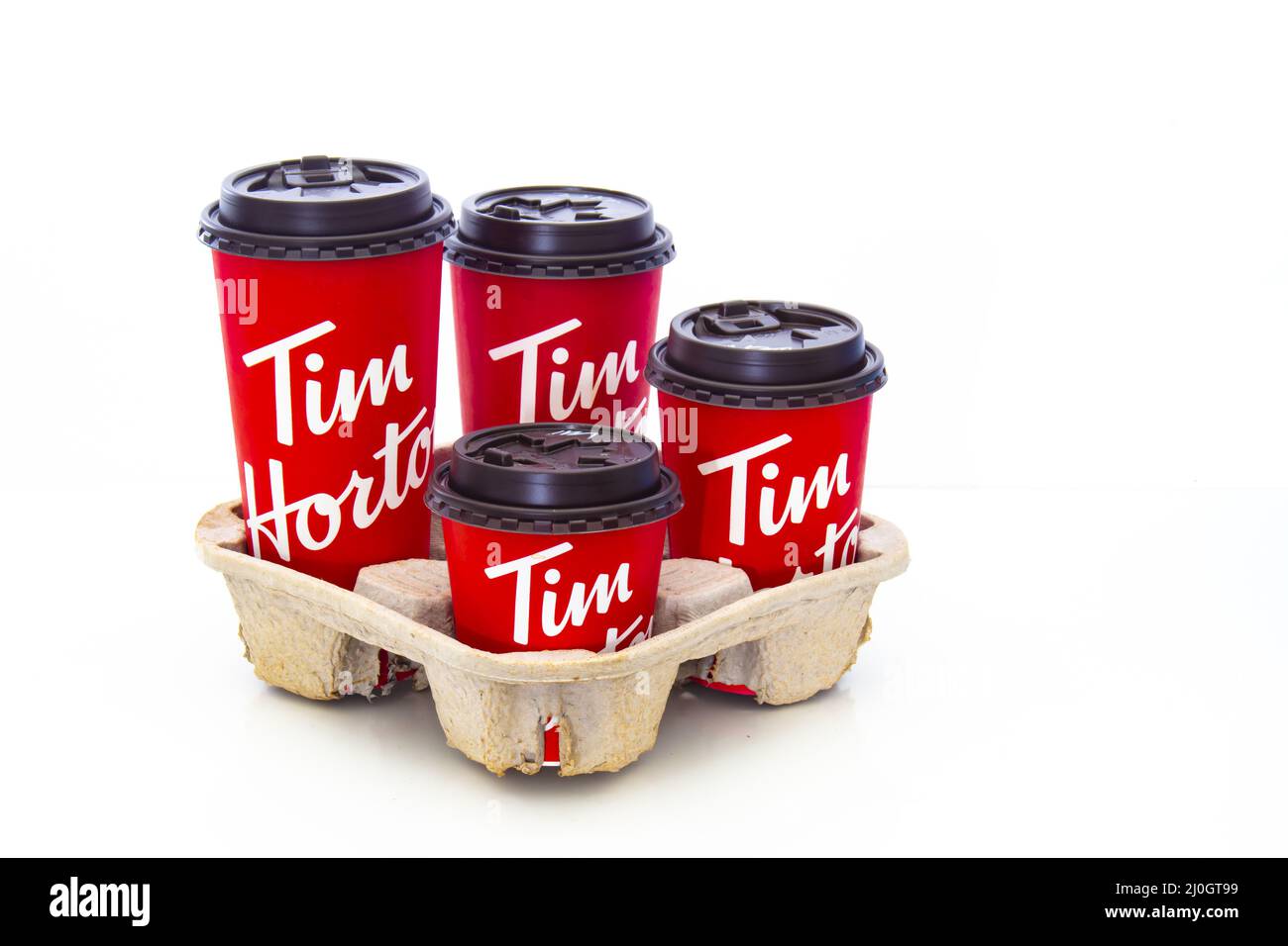 Calgary, Alberta, Canada. 18 maggio 2021. Un percorso con le tazze da caffè Tim Hortons di quattro diverse dimensioni. Foto Stock