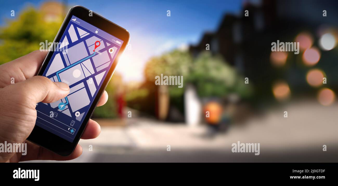 Primo piano del turista utilizzando la navigazione GPS mappa sullo schermo applicazione smartphone per la direzione verso l'indirizzo di destinazione in città con viaggi e techno Foto Stock