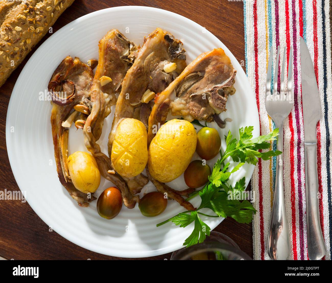 Costolette di agnello arrosto con patate Foto Stock