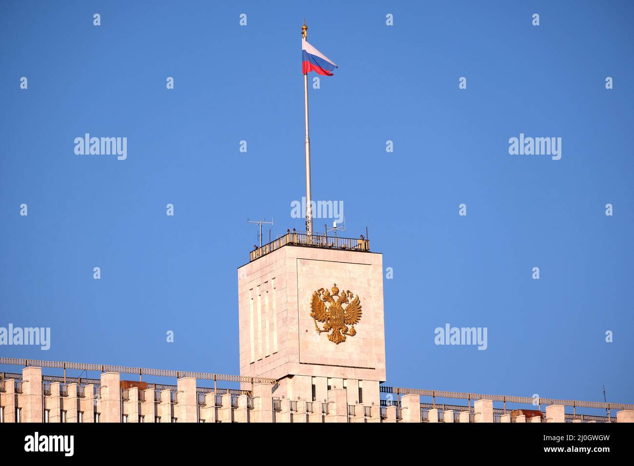 Bandiera russa sulla costruzione del governo della Federazione Russa contro il cielo azzurro chiaro Foto Stock
