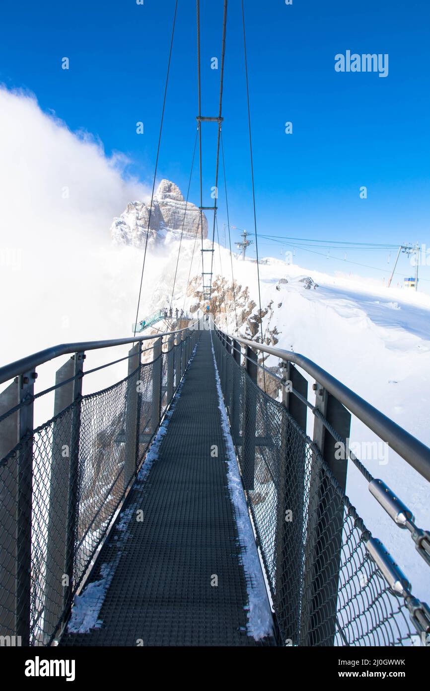 Il ponte sospeso più alto d'Austria nelle Alpi austriache. Skywalk su Dachstein. Schladming, Stiria, Austria spettacolare paesaggio invernale e mozzafiato Foto Stock