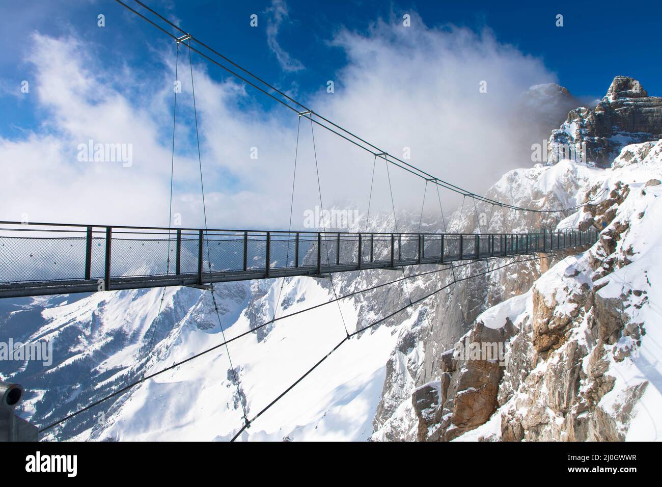 Il ponte sospeso più alto d'Austria nelle Alpi austriache. Skywalk su Dachstein. Schladming, Stiria, Austria spettacolare paesaggio invernale e mozzafiato Foto Stock