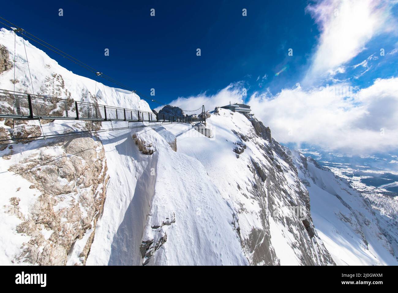 Il ponte sospeso più alto d'Austria nelle Alpi austriache. Skywalk su Dachstein. Schladming, Stiria, Austria spettacolare paesaggio invernale e mozzafiato Foto Stock