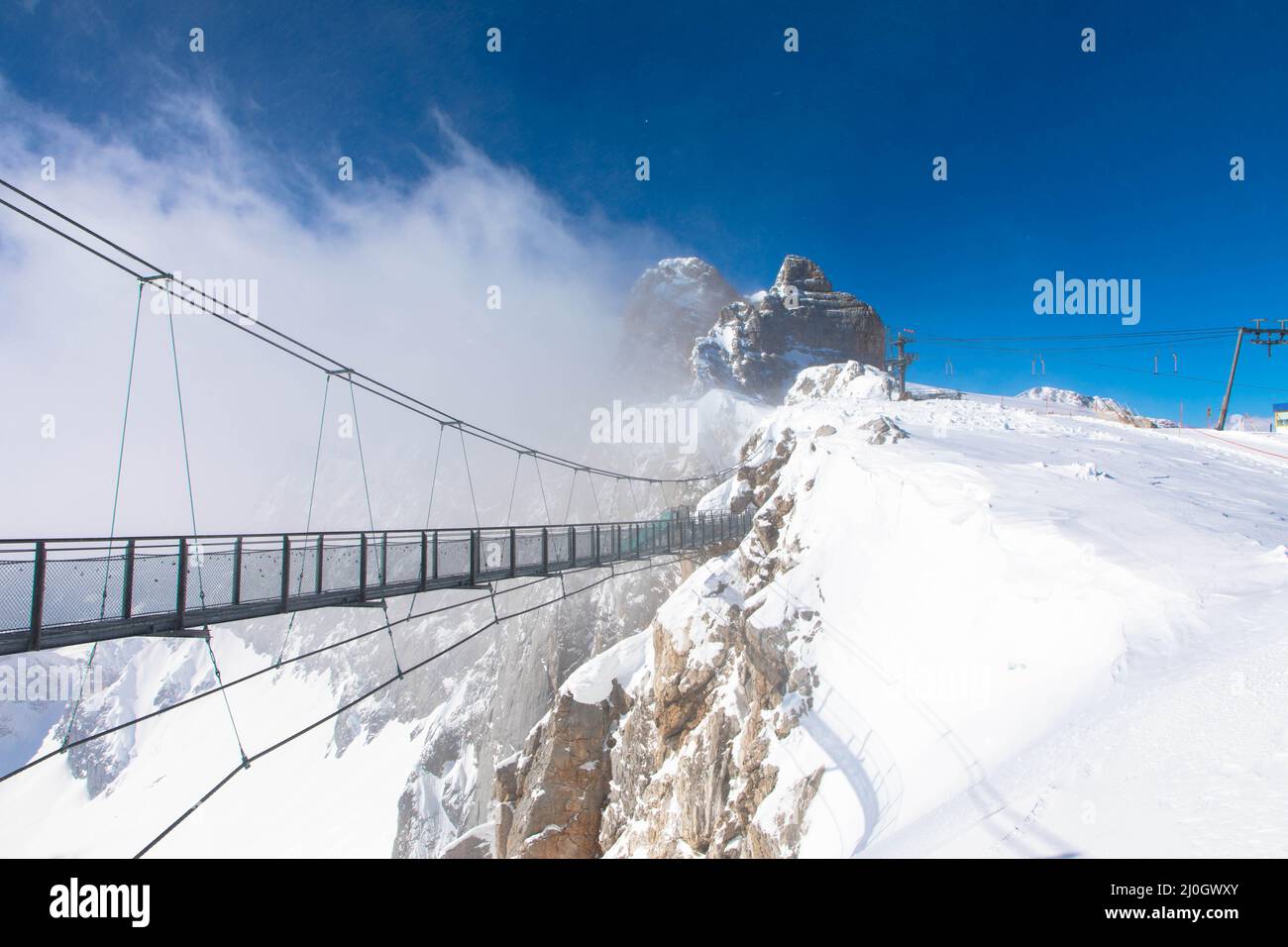 Il ponte sospeso più alto d'Austria nelle Alpi austriache. Skywalk su Dachstein. Schladming, Stiria, Austria spettacolare paesaggio invernale e mozzafiato Foto Stock
